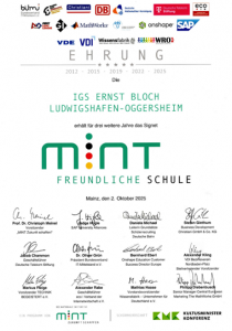 Das Bild zeigt die Urkunde, die die IGS Ernst Bloch in Ludwigshafen-Oggersheim als MINT-freundliche Schule erhalten hat.
